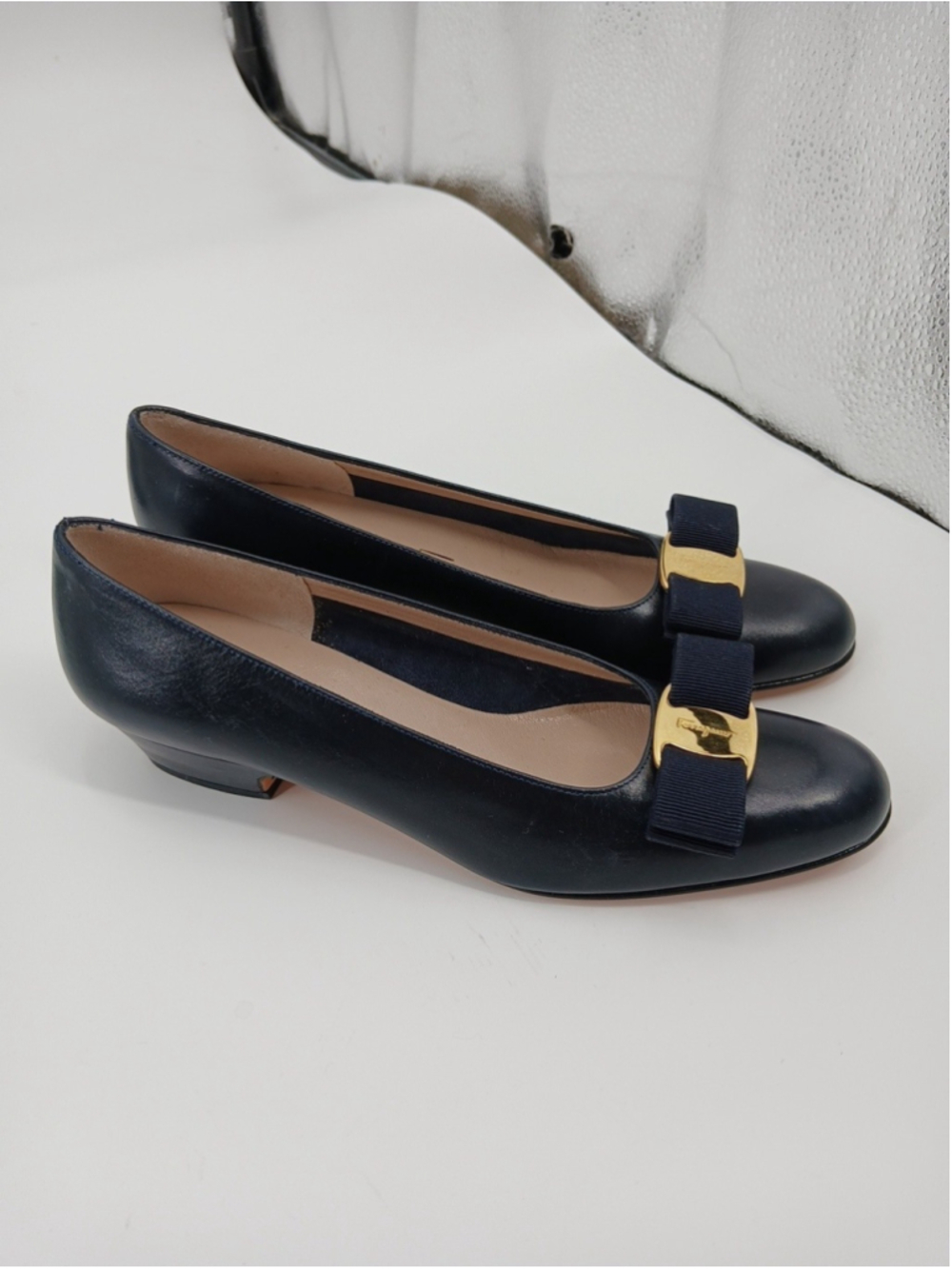 Salvatore Ferragamo Vara Bow Pumps Navy Leather Low Block Heel Shoes 7 AAAA